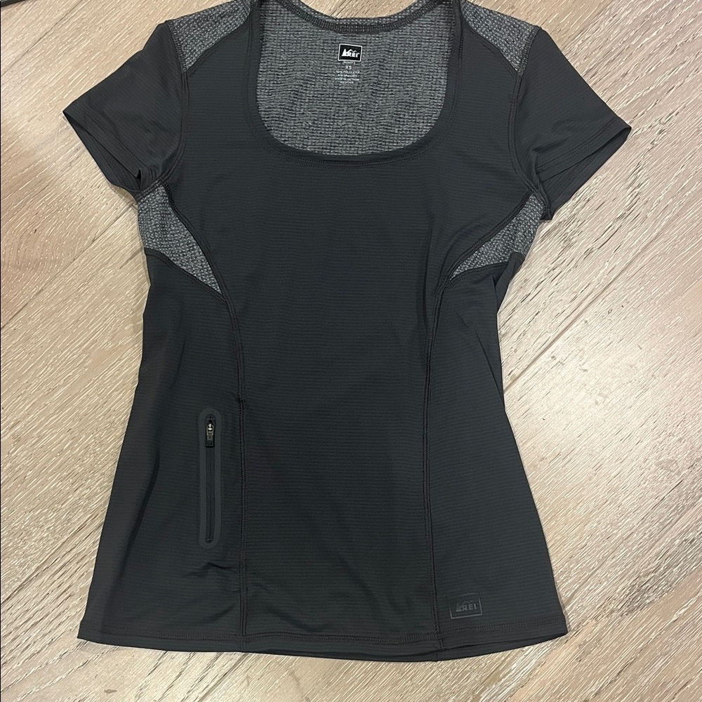 Women's gray REI top